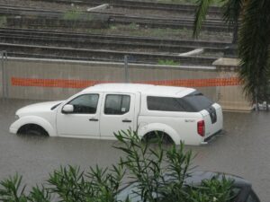 mengatasi mobil terendam banjir