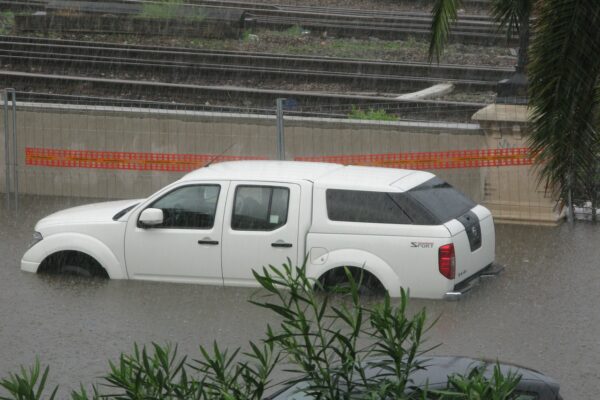 Mengatasi Mobil Terendam Banjir: Tips Santai untuk Sobat Antaralogi