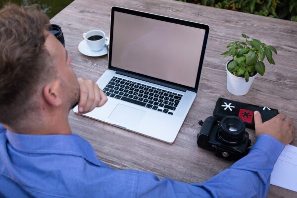 Memilih Laptop yang Tepat untuk Desainer Grafis: Tips Santai untuk Sobat Antaralogi