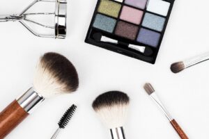 membeli make up