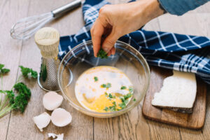 membuat omelet